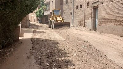 محافظ أسيوط يوجه بمواصلة تمهيد الطرق ورفع المخلفات بقرى صدفا لتحسين الخدمات