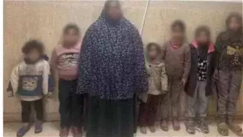 المتهمة مع الأطفال
