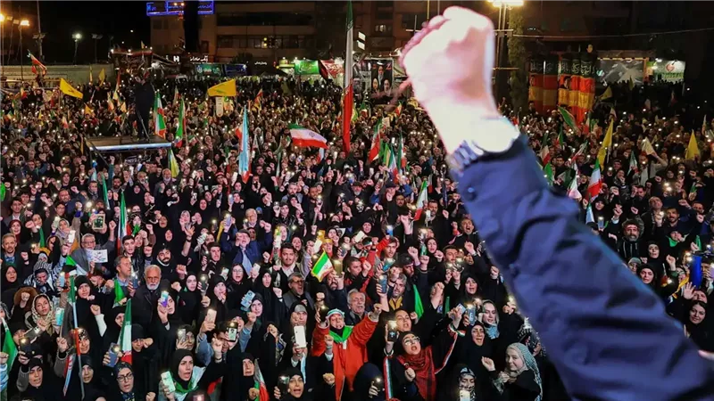 إيرانيون يتظاهرون ضد أمريكا وإسرائيل في ساحة 