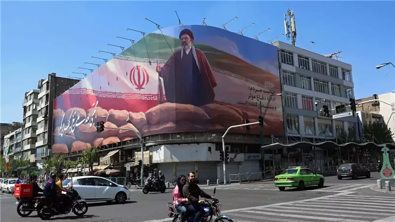 جدارية تحمل صورة مجتبى خامنئي في طهران 