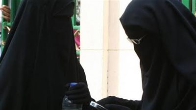 محامية تثير الجدل بشأن مساهمة الماكياج والباروكة والنقاب بتغيير المظهر الخارجي للمرأة