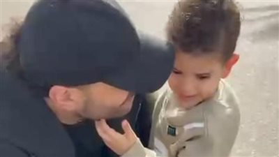 مسلم يرد عمليًا على اتهامات طليقته بعدم دفع النفقة.. فيديو مع نجله يثير الجدل