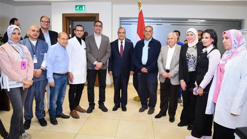 وزير الخارجية يفتتح حملة للتبرع بالدم