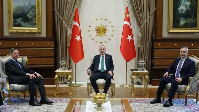 رجب طيب إردوغان وهاكان فيدان ومارك روته