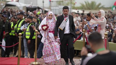 «نحب الحياة إذا ما استطعنا إليها سبيلا».. زفاف جماعي لـ300 عريس في غزة