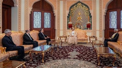 سلطان عمان يبحث مع وزير الخارجية الإيراني جهود الوساطة في مسقط
