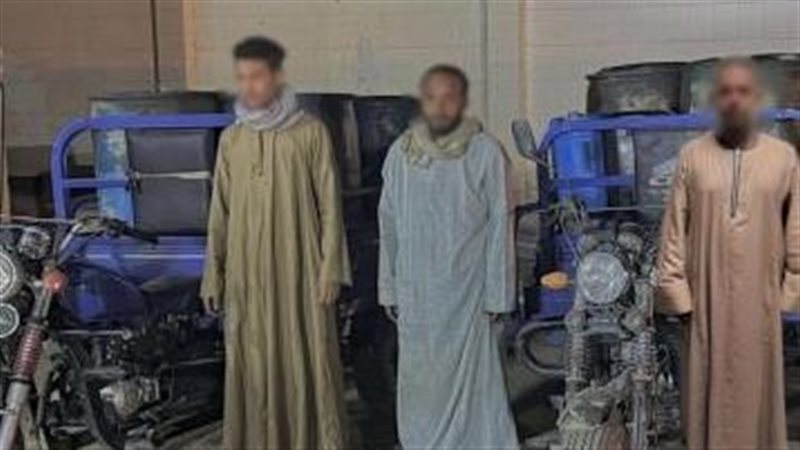 المتهمون عقب القبض عليهم