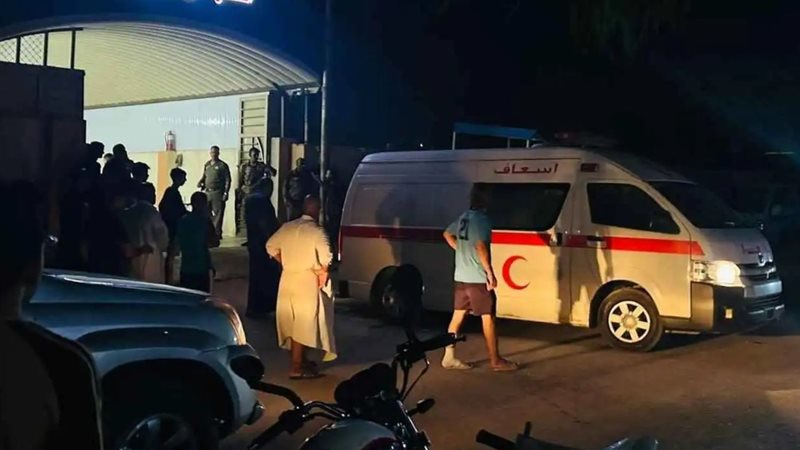 سيارة إسعاف تقل مصابين