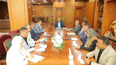 محافظ السويس يعقد اجتماعًا موسعًا مع رؤساء الأحياء لبحث الملفات الخدمية