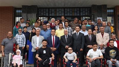 وحدة التضامن الاجتماعي بجامعة المنيا توزع 25 لاب توب ناطق و10 كراسي متحركة