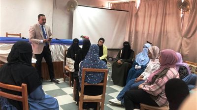 محافظ أسوان: التوسع فى برامج التثقيف المالى وتكثيف جهود تمكين المرأة اقتصادياً واجتماعياً 