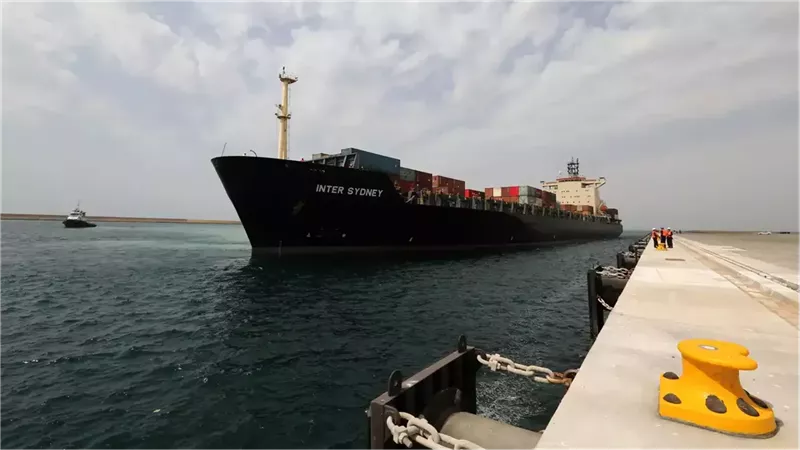 سفينة شحن في ميناء 
