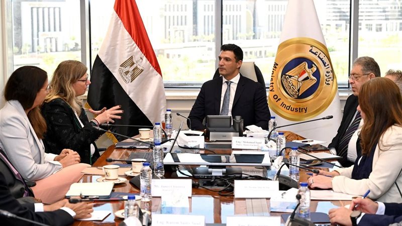  وزير الصناعة لقاءً مع وفد شركة فولكس فاجن
