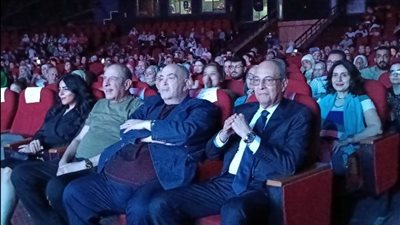 احتفالية عيد العمال كامل العدد على مسرح البالون