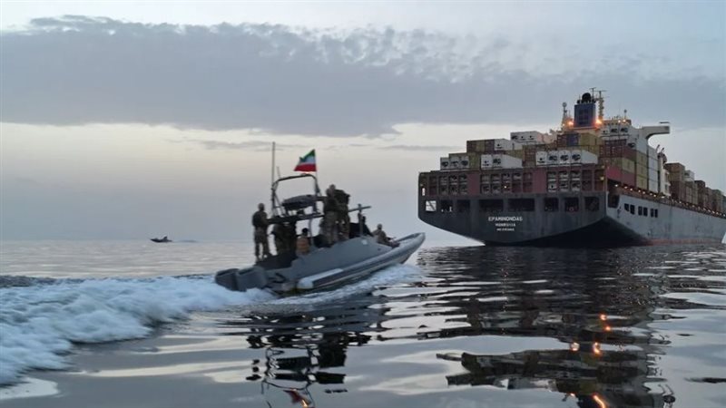زورق إيراني يحتجز سفينة