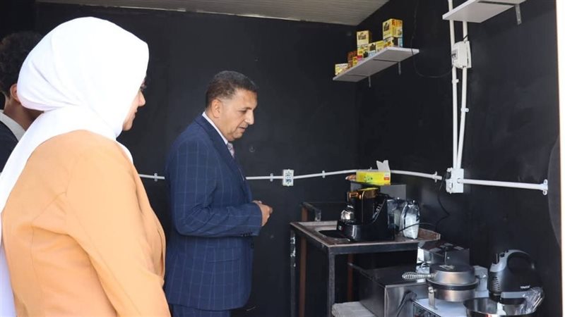 تسليم عربة طعام متنقلة لشابين 