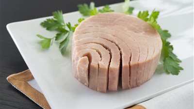 التونة المعلبة.. خيار صحي أم عادة غذائية محفوفة بالمخاطر؟