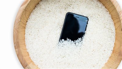  الأرز ليس الحل.. ماذا تفعل إذا سقط هاتفك في الماء؟