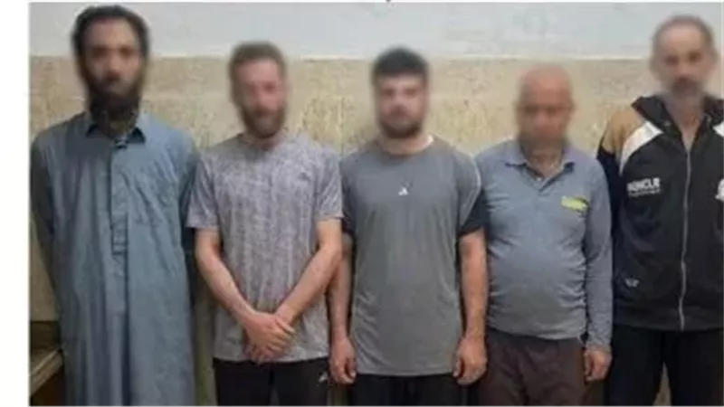 المتهمون عقب القبض عليهم