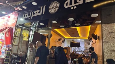 حملات ليلية حاسمة بالجيزة.. غلق وتشميع مقاهٍ مخالفة وتشديد على النظافة 