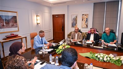 محافظ جنوب سيناء يبحث المخطط الاستراتيجي لمدينة طابا ويستعرض فرصها الاستثمارية