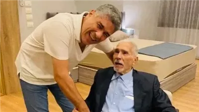 نجل عبدالرحمن أبو زهرة يناشد بالدعاء لوالده ويشكر وزير الصحة