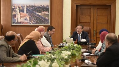 محافظ بورسعيد يؤكد على سرعة إنجاز الأعمال وتحسين مستوى الخدمات المقدمة للمواطنين