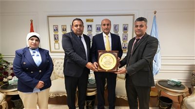 محافظ أسيوط يلتقي مسئولي القوافل الطبية بمجلس الوزراء لمتابعة انطلاق القوافل المجانية