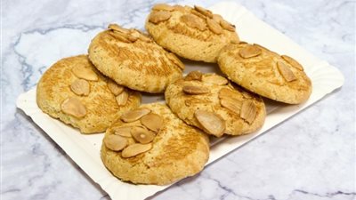 طريقة تحضير كوكيز اللوز.. مخبوزات ناعمة بنكهة هشّة وغنية وطعم لا يقاوم