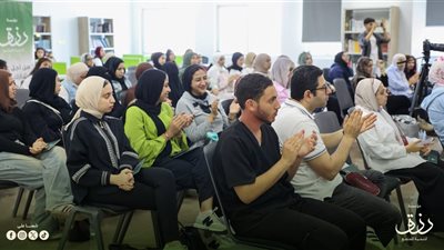 في مشهد مؤثر.. طلاب يودّعون معلمهم في آخر حصة بطريقة خاصة