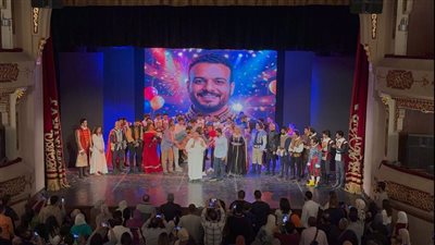 يحيى الفخراني يحتفل بعيد ميلاد المخرج محمد علي حسن على خشبة المسرح