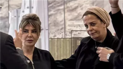 شاهد.. أول ظهور لابن وزوجة هاني شاكر في مطار شارل ديجول بباريس