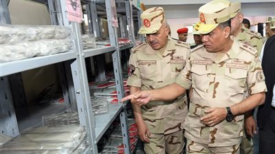 الفريق أشرف سالم زاهر يتفقد إحدى وحدات التدريب الأساسى بالقوات المسلحة