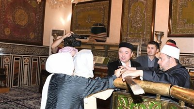 وفد كازاخستاني يزور مسجد الإمام الحسين ومسجد مصر بالعاصمة الجديدة