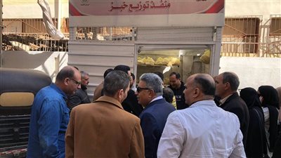 محافظ الدقهلية يتفقد منافذ بيع الخبز المدعم بالمنصورة ويؤكد انتظام عمل المنافذ 