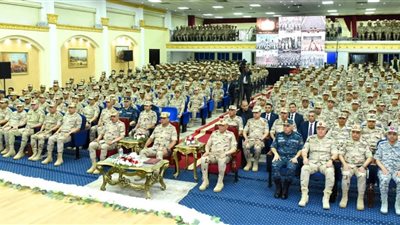 الفريق أشرف سالم زاهر يلتقى عدداً من مقاتلى المنطقة الجنوبية العسكرية