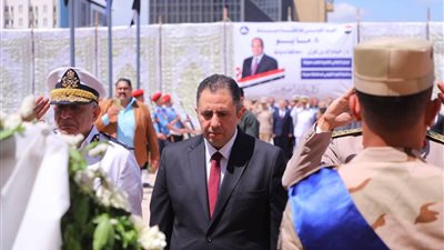 بالفاتحة وسلام الشهيد .. محافظ دمياط يحيي ذكرى انتصار 1250م