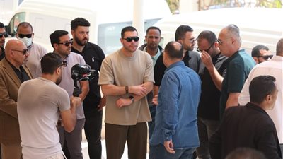 حزن وانهيار نجل هاني شاكر خلال تشييع جثمان والده (صور)