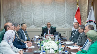 وزير الإنتاج الحربي يبحث تخفيض استهلاك الطاقة وأساليب إدارة وخفض البصمة الكربونية