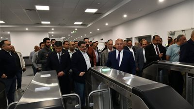 وزير النقل يستقل المونوريل من 