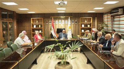 نائب جامعة أسيوط يستقبل وفدًا من ممثلي شركات تكنولوجيا المعلومات والتدريب