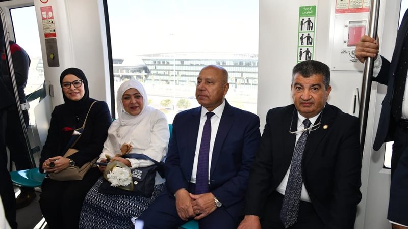وزير النقل خلال جولة تفقدية 