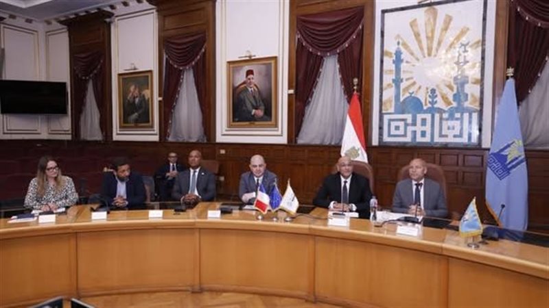 جانب من التوقيع 