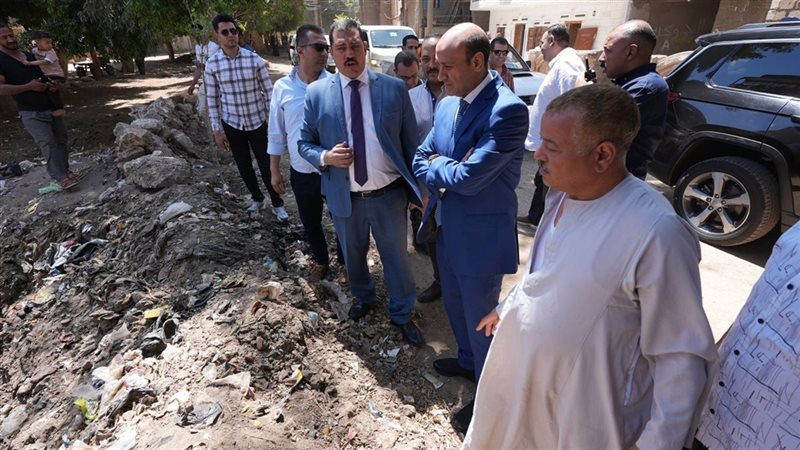 جانب من جولة المحافظ بالقرية