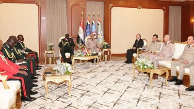 رئيس أركان حرب القوات المسلحة يبحث تعزيز التعاون العسكري مع نظيره الجامبي