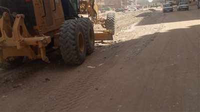 استمرار أعمال تمهيد وتسوية شارع الخمسين بمنطقة المعلمين بحي غرب أسيوط 