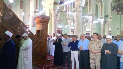 محافظ أسوان يؤدى صلاة الجمعة بمسجد بدر بالطابية ويستمع إلى شكاوى المواطنين 