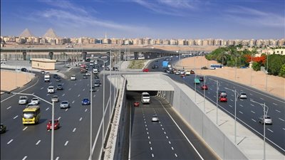 الطرق والكباري ترفع مخلفات أتربة بطريق أكتوبر–الواحات وتتخذ إجراءات قانونية ضد قائد سيارة نقل