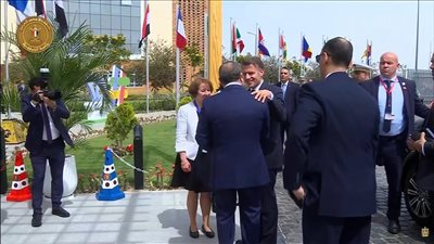 مشاهد للحظة وصول الرئيس السيسي ونظيره الفرنسي إلى مقر جامعة سنجور بالإسكندرية..(صور)