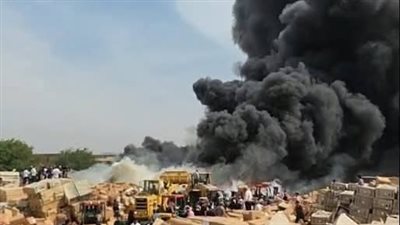 حريق هائل بمخزن بطاريات وكاوتش في قليوب.. 15 سيارة إطفاء وإصابة 7 أشخاص باختناق